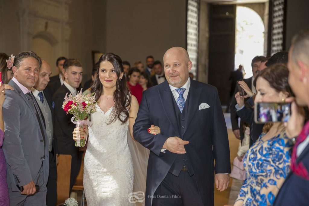 entrada de la novia junto con el padrino