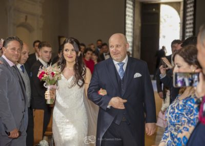 entrada de la novia junto con el padrino