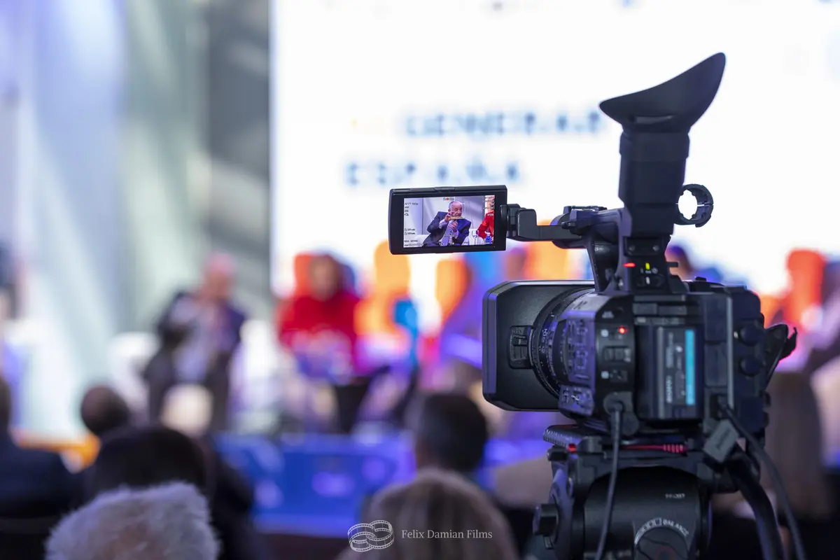Cámara profesional durante un streaming de evento Cámara profesional durante un streaming de evento